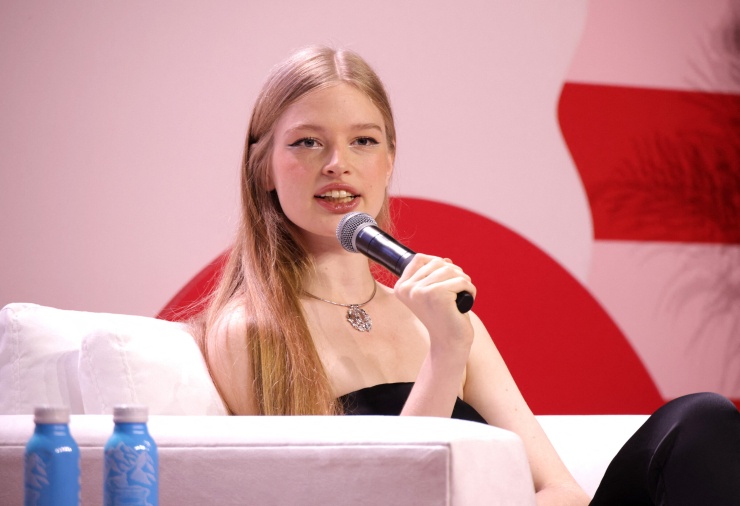 Vivian Jenna Wilson phát biểu tại hội nghịTeen Vogue Summit 2025 ở Los Angeles, Mỹ, ngày 20/9/2025. Ảnh: AFP