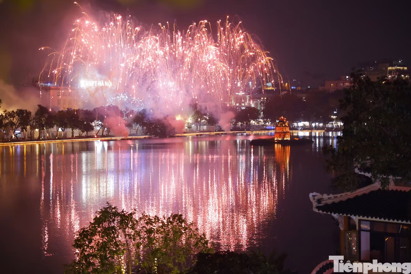 Đúng 21h15, những loạt pháo hoa dồn dập cuối cùng bung nở, khép lại 15 phút trình diễn rực rỡ trên bầu trời Hà Nội, để lại nhiều cảm xúc trong lòng người dân và du khách.