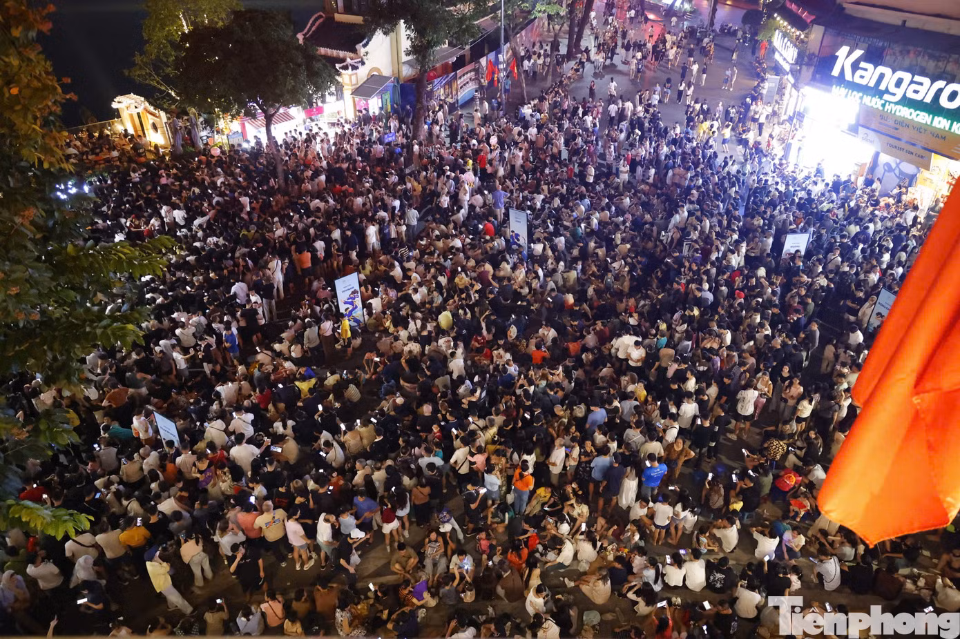 Không chỉ là màn trình diễn ánh sáng, đêm pháo hoa còn là dịp để các gia đình, nhóm bạn cùng ra phố, tận hưởng không khí lễ hội của Thủ đô.