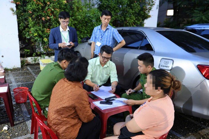 Lực lượng chức năng kiểm tra sau phản ánh. Ảnh: Chu Hưng.