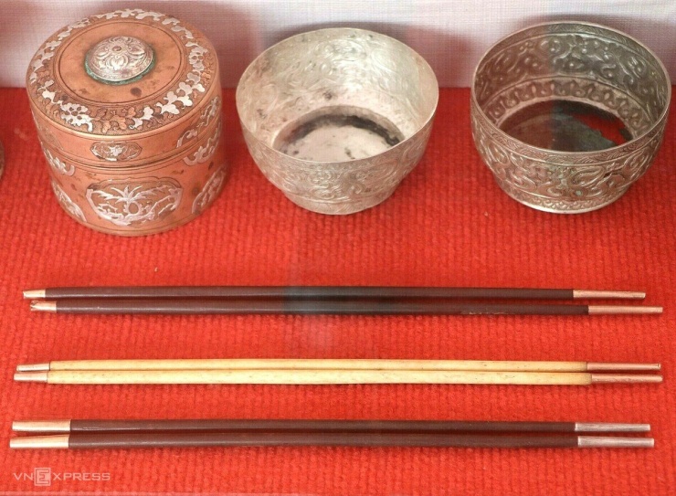 Các vật dụng bằng vàng, bạc cùng đôi đũa làm từ ngà voi và gỗ mun, bọc vàng ở hai đầu, từng được sử dụng trong đời sống hoàng tộc Chăm.