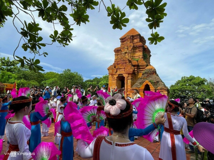 Lễ hội Katê của đồng bào Chăm tại Bình Thuận (nay thuộc Lâm Đồng) diễn ra ngày 9-10/10 tại tháp Pô Sah Inư, Phan Thiết, vào đầu tháng 7 Chăm lịch. Đây là lễ hội truyền thống được tổ chức hàng năm nhằm cầu quốc thái dân an, mưa thuận gió hòa, mùa màng bội thu, đồng thời gìn giữ bản sắc văn hóa dân tộc.