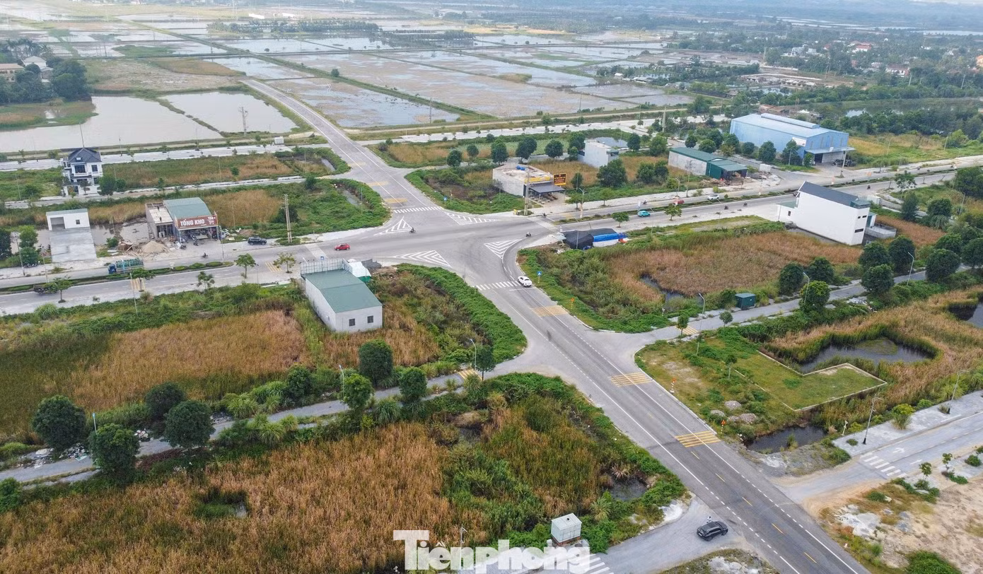 Tuyến đường có nền rộng 12m, mặt đường và lề gia cố rộng 11m. Trên toàn tuyến được bố trí tám nút giao với đường tỉnh, đường vào khu công nghiệp và đường liên xã. Các nút giao được thiết kế giao bằng, có làn chờ rẽ rộng từ 2,5m, kết hợp hệ thống biển báo, sơn kẻ đường và gờ giảm tốc nhằm bảo đảm an toàn cho các phương tiện khi lưu thông.