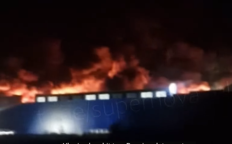 Cuộc tấn công của Ukraine vào nhà máy lọc dầu Omsk của Nga. Ảnh từ video trên mạng xã hội.