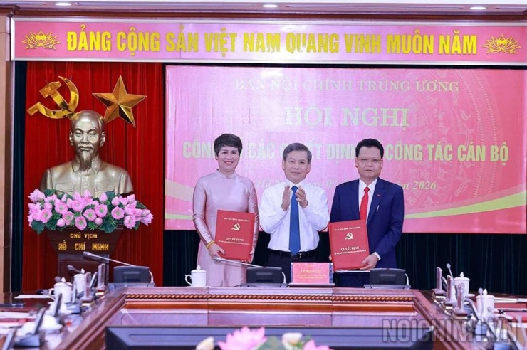 Ông Lê Minh Trí, Ủy viên Bộ Chính trị, Bí thư Trung ương Đảng, Trưởng Ban Nội chính Trung ương trao Quyết định Vụ trưởng Vụ Tham mưu, xử lý vụ án, vụ việc và Vụ trưởng Vụ Địa phương I. Ảnh: Ban Nội chính Trung ương. 
