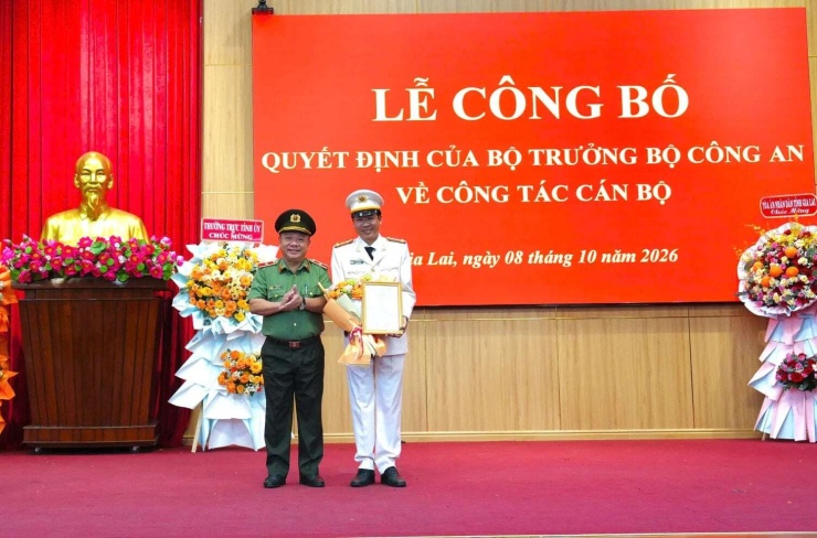 Đại tá Nguyễn Thanh Trí nhận quyết định bổ nhiệm từ Thiếu tướng Lê Quang Nhân, Giám đốc Công an tỉnh Gia Lai. Ảnh: CA.