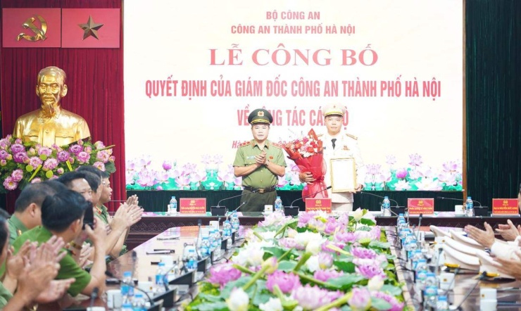 Trung tướng Nguyễn Thanh Tùng trao quyết định và tặng hoa chúc mừng Thượng tá Đỗ Thế Thắng. Ảnh: CACC.
