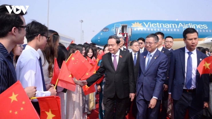 Cán bộ, nhân viên Đại sứ quán và đại diện cộng đồng người Việt Nam đón Chủ tịch Quốc hội Trần Thanh Mẫn.