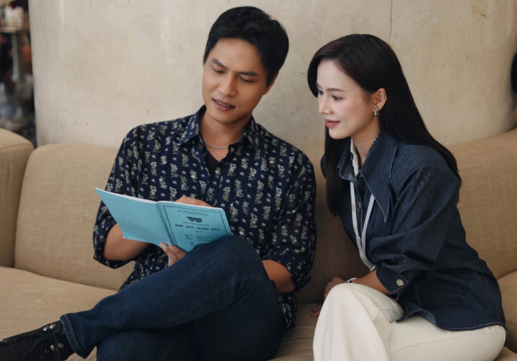 Tô Dũng và Minh Thu cùng nhau thảo luận kịch bản trước mỗi set quay.