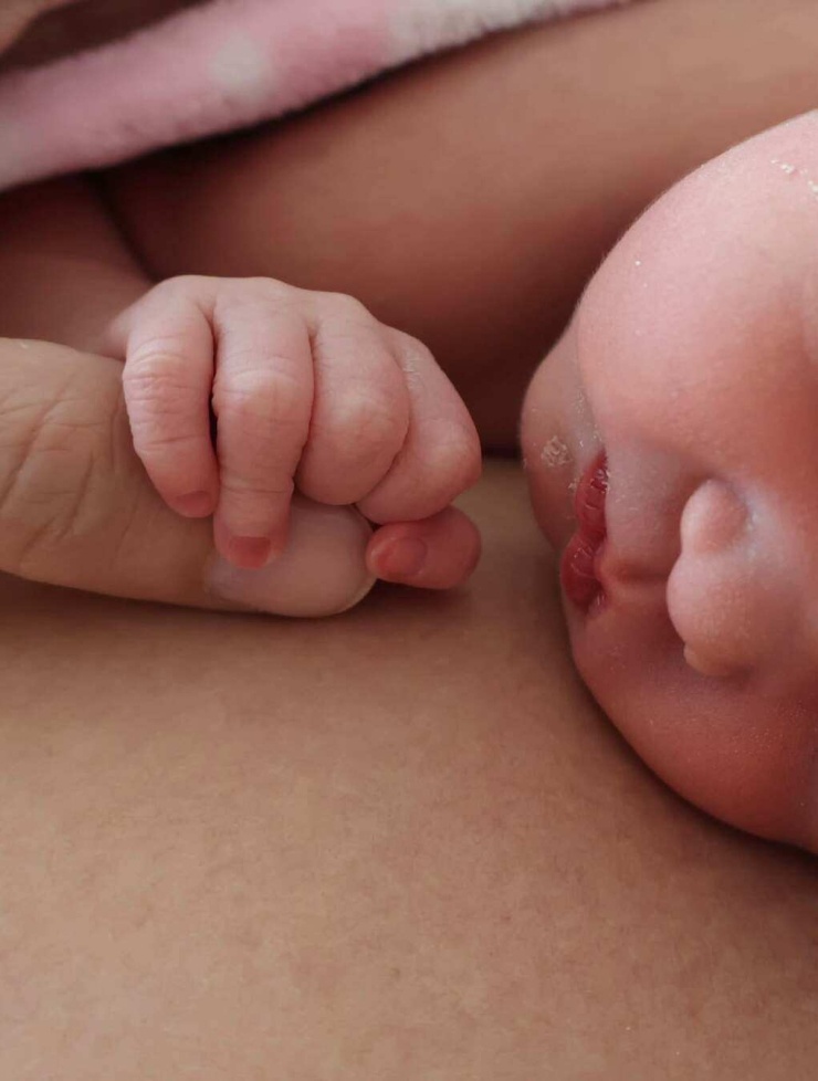 Thuý Diễm khoe con gái vừa chào đời, trong khoảnh khắc da kề da với mẹ.