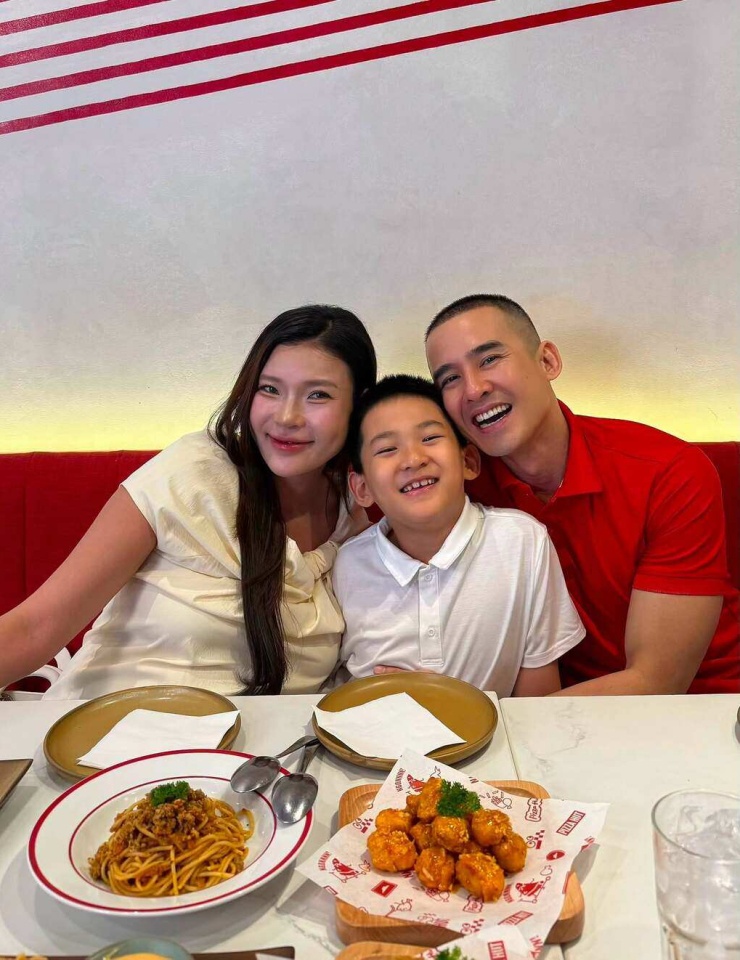 Vợ chồng Thuý Diễm - Lương Thế Thành bên con trai lớn.
