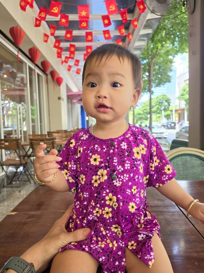 Con gái H'Hen Niê mới 1 tuổi đã cao 80 cm, được nhận xét 'mặt giống bố, chân dài như mẹ' - 4