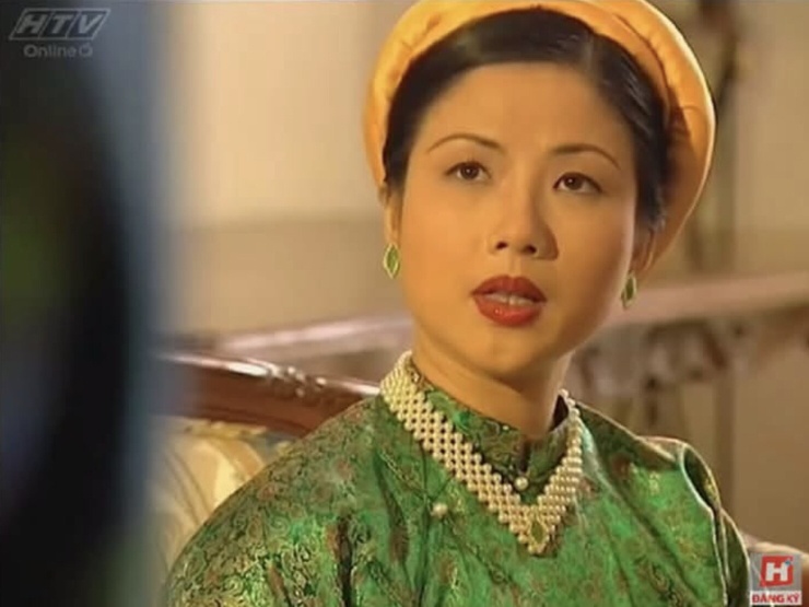 PGS Yến Chi vào vai Nam Phương Hoàng Hậu trong phim "Ngọn nến hoàng cung". (Ảnh: Truyền hình Vĩnh Long)