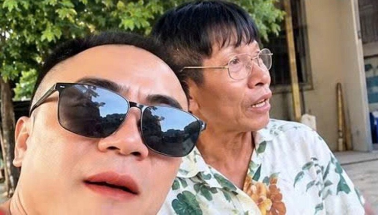 Thắng "Ật" livestream trên mạng xã hội, có lời lẽ lăng mạ ông Dương Văn Hưng. Ảnh chụp màn hình