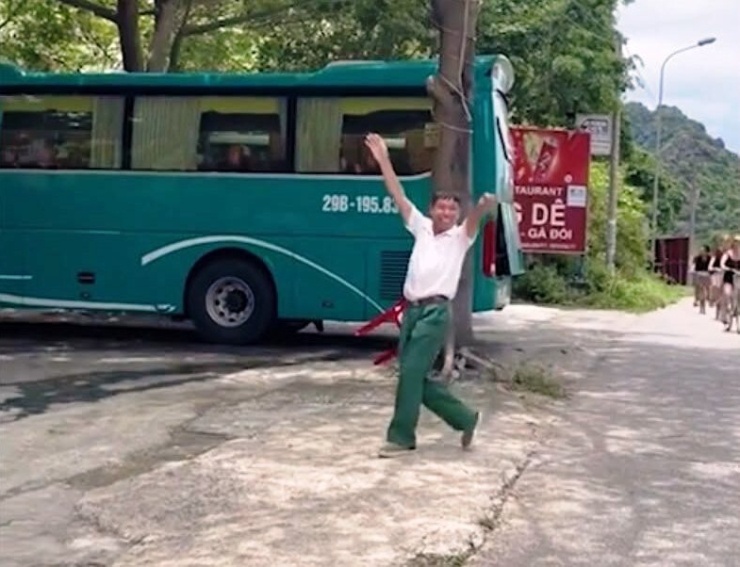 Ông Hưng được nhiều người biết đến với điệu nhảy vẫy khách có "một không hai" trên mạng xã hội. Ảnh: N.T