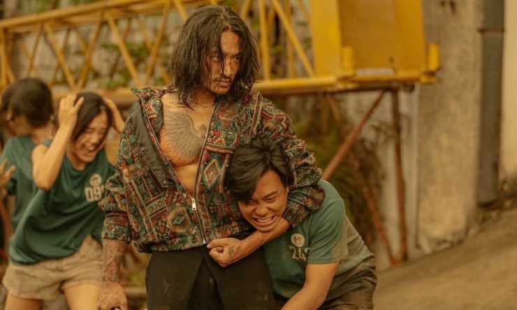 Một phân cảnh trong "Trại buôn người", khi các nạn nhân nỗ lực trốn thoát. Ảnh: Đoàn phim cung cấp