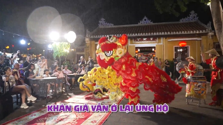 Người dân Hội An vẫn nán lại dù trời mưa để đồng hành cùng buổi ghi hình.