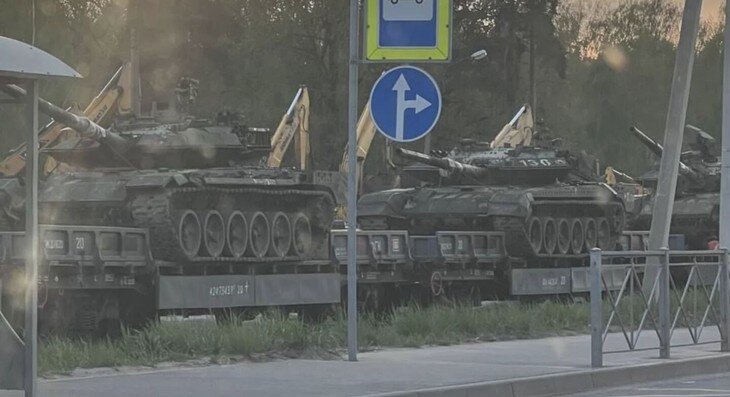 Loạt xe tăng T-90M Nga nối đuôi nhau rời chiến trường Ukraine - 1