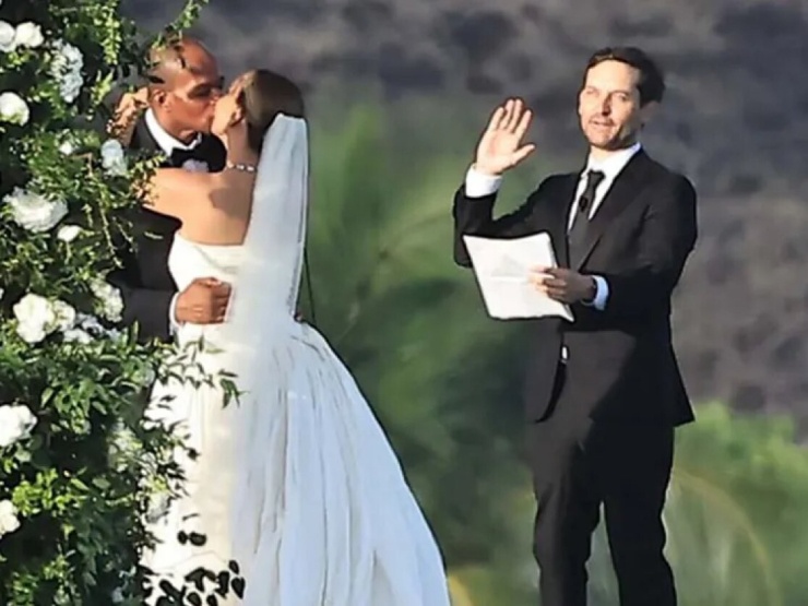 Tobey Maguire (phải) chủ trì lễ cưới cho vợ cũ Jennifer Meyer. Ảnh: Backgrid