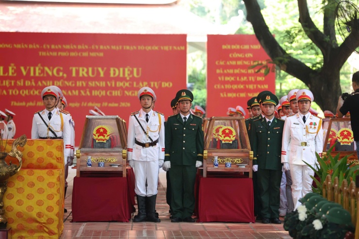 Lễ tổng duyệt truy điệu trước khi đưa hài cốt liệt sĩ ở công viên Lê Thị Riêng về an táng tại Nghĩa trang liệt sĩ TP HCM, sáng 12/10. Ảnh: Đình Văn