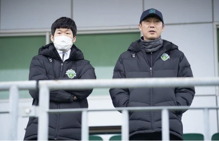 HLV Kim Sang-sik và cựu danh thủ Park Ji-sung ở CLB Jeonbuk. Ảnh: Jeonbuk.