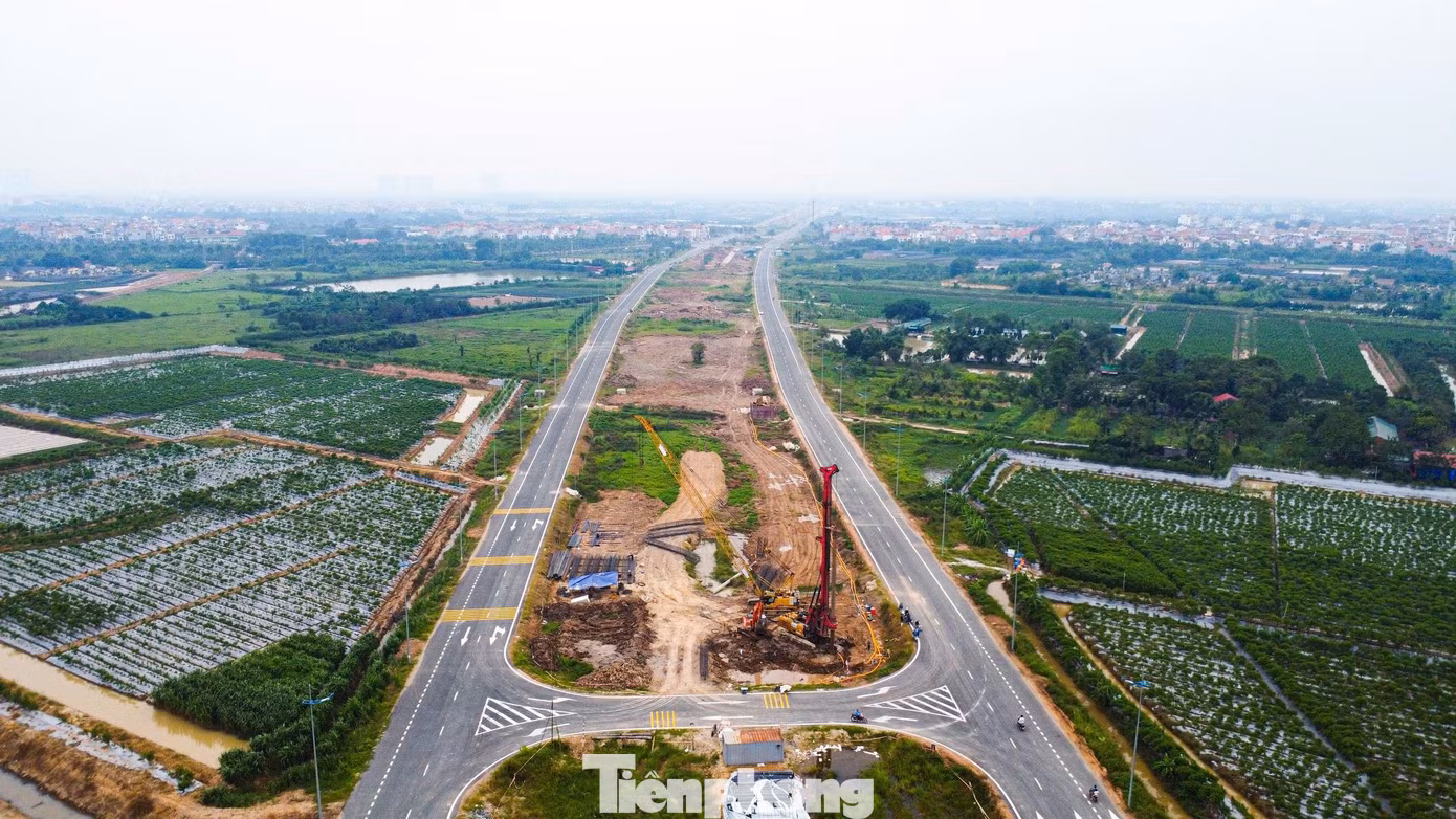 Từ trên cao, đường song hành Vành đai 4 hiện rõ giữa các khu dân cư và đồng ruộng ngoại thành Hà Nội. Khi hoàn thành, tuyến đường được kỳ vọng tăng khả năng kết nối và giảm áp lực giao thông trên các trục đường hiện hữu.