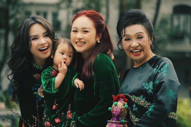 4 thế hệ nữ nhà Thanh Lam chung một khung hình gây chú ý.