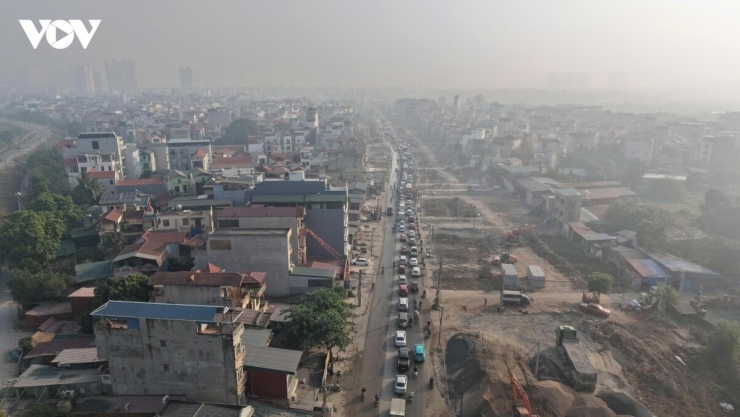 Khung giờ sáng từ 6h30- 7h, trên Quốc lộ 6 hướng Xuân Mai - Ba La (Hà Nội), dòng phương tiện đã nối đuôi nhau nhích từng chút một. Ô tô chen kín mặt đường, xe máy len lỏi qua những khoảng trống hẹp giữa các dòng xe. Có đoạn, phương tiện gần như đứng im, hàng xe phía sau tiếp tục dồn lại, kéo dài hàng km. 