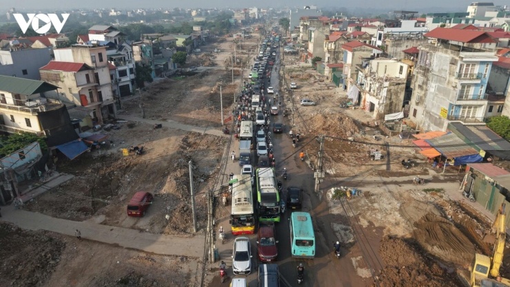 Đó là cảnh diễn ra trên tuyến quốc lộ 6 đang được triển khai thi công, nơi hoạt động vận chuyển vật liệu, đào đắp nền đường, san gạt và lu lèn diễn ra cùng lúc với dòng phương tiện lưu thông hằng ngày.