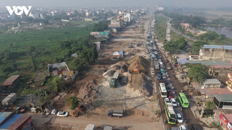 Những khu vực đào nền, đắp đất, san gạt, lu lèn hay là nơi tập kết vật liệu nằm đan xen với phần đường dành cho phương tiện lưu thông. Sự chồng lấn giữa hai hoạt động khiến việc tổ chức giao thông trở nên phức tạp hơn.
