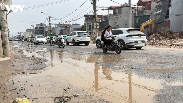 Việc triển khai dự án khiến con đường xuất hiện ổ gà chằng chịt, nhiều vũng nước gây khó khăn cho người dân khi tham gia giao thông.