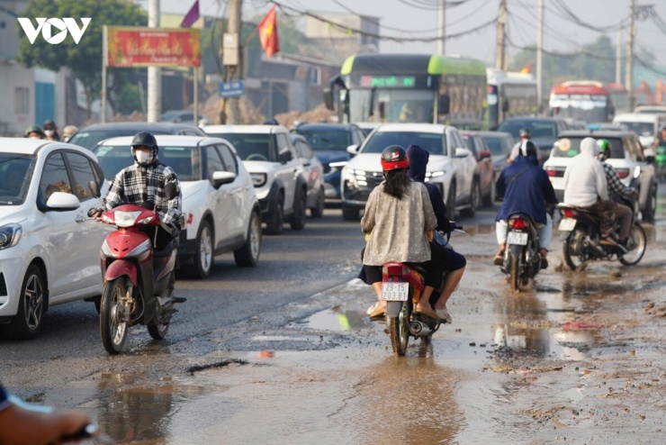 Mặt đường xuất hiện nhiều ổ gà, khiến việc đi lại vốn đã khó khăn vào ngày nắng, càng thêm vất vả khi trời mưa. 