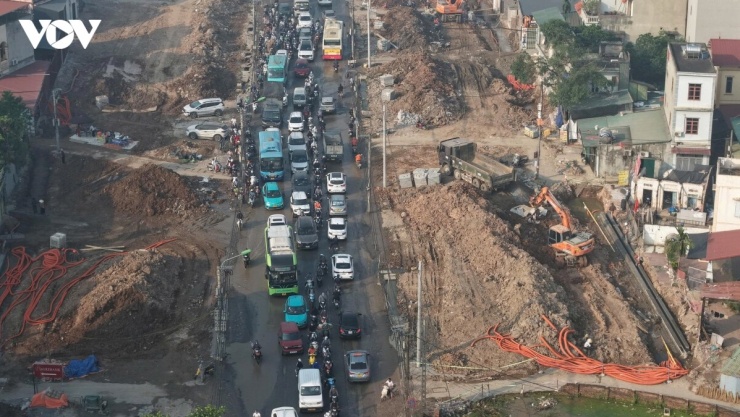 Dự án cải tạo, nâng cấp Quốc lộ 6 đoạn Ba La - Xuân Mai có chiều dài khoảng 21,7km, điểm đầu tại phường Yên Nghĩa, điểm cuối tại xã Xuân Mai, cho nên nhiều đoạn đường bị co hẹp lại, dẫn đến ùn tắc giao thông thường xuyên xảy ra.