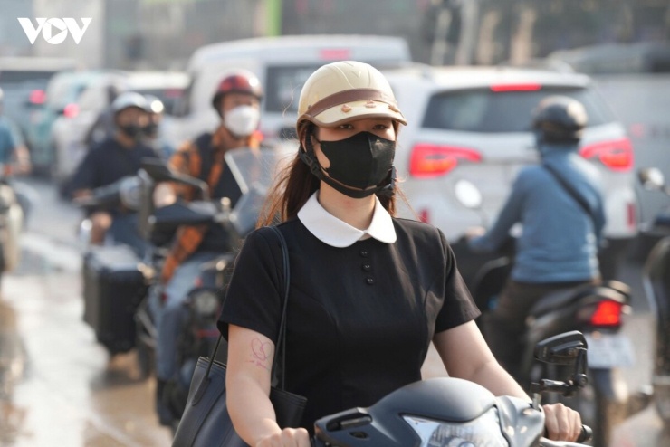 Đối với người dân thường xuyên lưu thông qua đây, ùn tắc và bụi bẩn đã trở thành nỗi ám ảnh mỗi ngày.