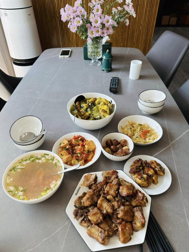 MC từng 'ẵm' 22 triệu đồng khi thi Ai Là Triệu Phú, hiện mang quân hàm Đại úy, khoe loạt mâm cơm gia đình ngon 'nức nở' - 16