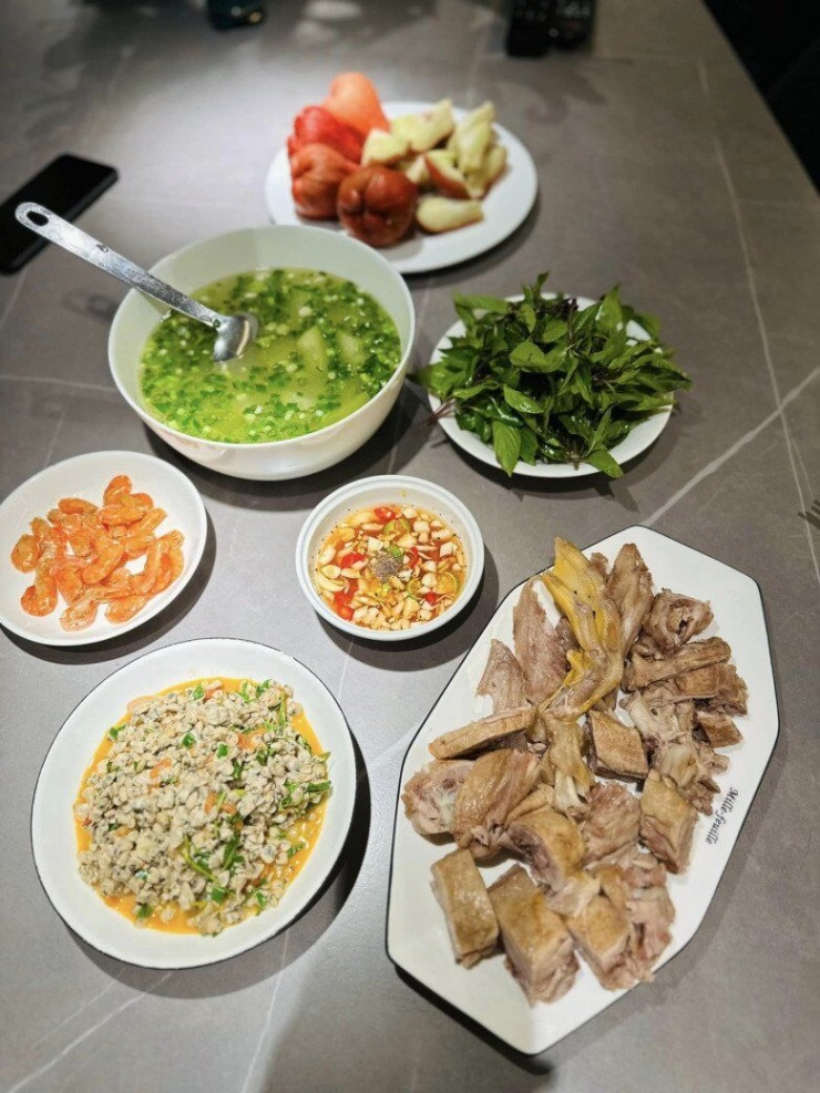 MC từng 'ẵm' 22 triệu đồng khi thi Ai Là Triệu Phú, hiện mang quân hàm Đại úy, khoe loạt mâm cơm gia đình ngon 'nức nở' - 18