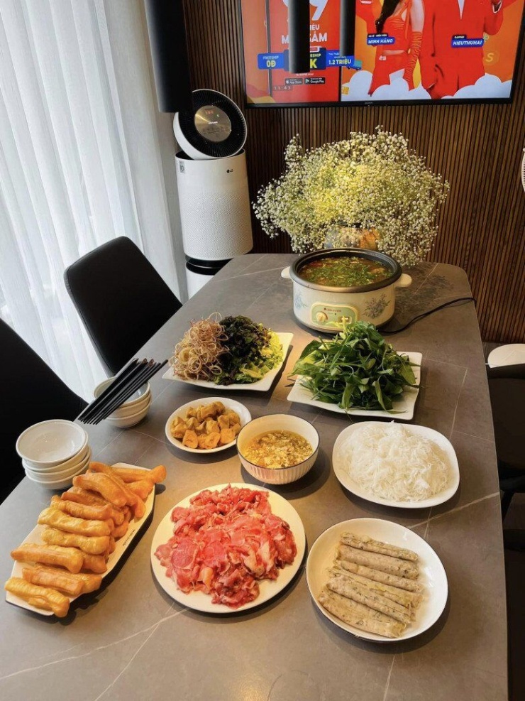 MC từng 'ẵm' 22 triệu đồng khi thi Ai Là Triệu Phú, hiện mang quân hàm Đại úy, khoe loạt mâm cơm gia đình ngon 'nức nở' - 21