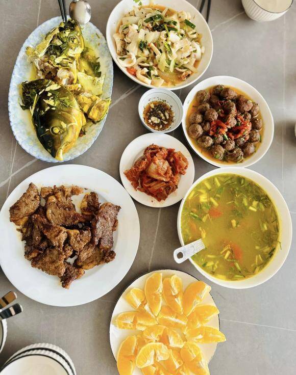 MC từng 'ẵm' 22 triệu đồng khi thi Ai Là Triệu Phú, hiện mang quân hàm Đại úy, khoe loạt mâm cơm gia đình ngon 'nức nở' - 25