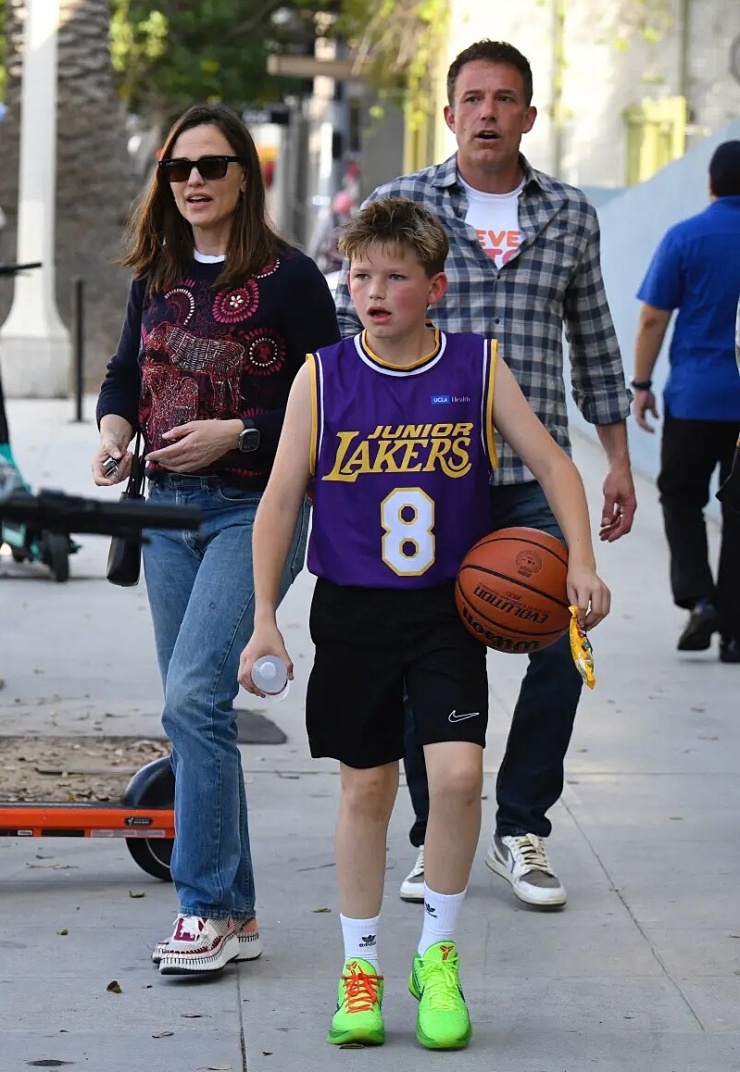 Ben Affleck và Jennifer Garner cùng đưa con trai út đi chơi. Ảnh: Backgrid