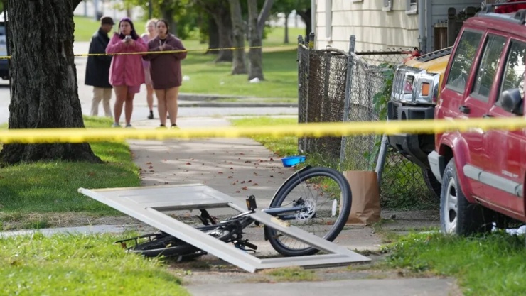Bên ngoài hiện trường vụ xả súng. Ảnh: USA Today