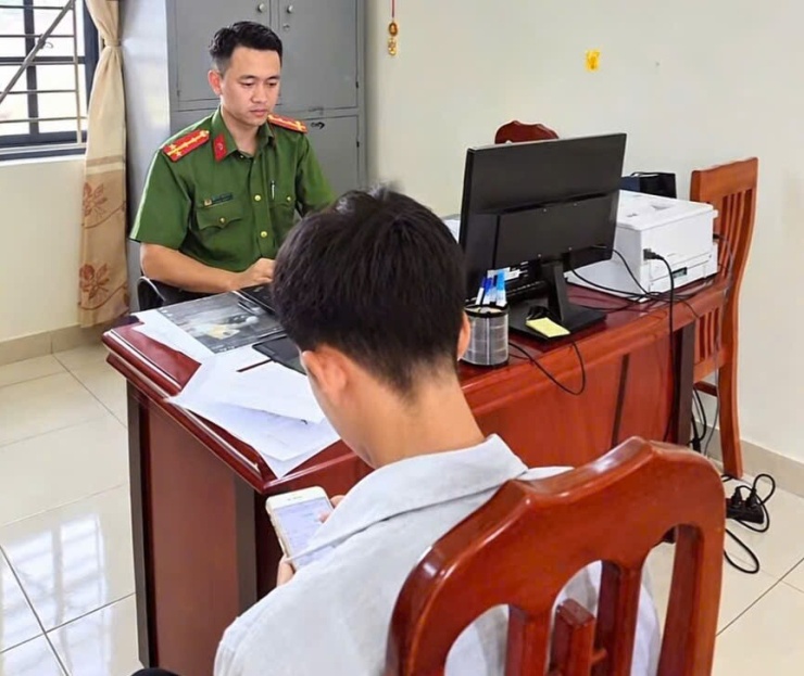 Công an xã Thái Thụy làm việc với nam sinh T.A.T. Ảnh: Cơ quan Công an.