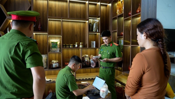 Phòng Cảnh sát kinh tế, Công an tỉnh Quảng Ngãi khám xét cơ sở Già làng Tây Nguyên. Ảnh: Công an tỉnh Quảng Ngãi