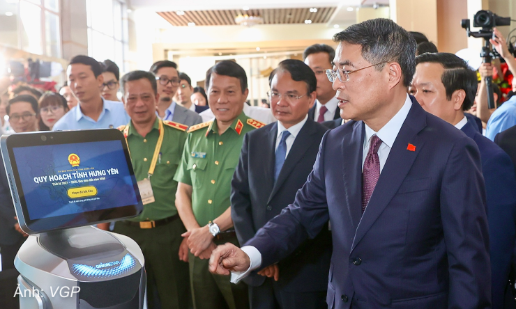 Thủ tướng Lê Minh Hưng xem quy hoạch tỉnh Hưng Yên thời kỳ 2021-2030, tầm nhìn đến năm 2050. Ảnh: VGP