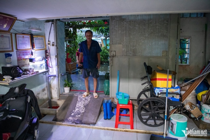 Ông Trương Thành Chung cùng gia đình đã sống tại chung cư 136 Bùi Văn Ba hơn 40 năm. Với ông, mỗi mùa nước dâng đều là nỗi lo thường trực bởi khu vực này thường xuyên ngập nặng. Ông kể, có đợt nước dâng cao khiến cả gia đình phải gửi xe ở nơi khác để tránh hư hỏng, bởi nếu xe bị hỏng, gia đình sẽ không có phương tiện đi làm.