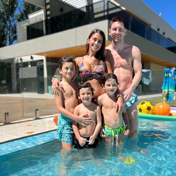 Gia đình Messi ở căn nhà tại Barcelona. Ảnh: Instagram