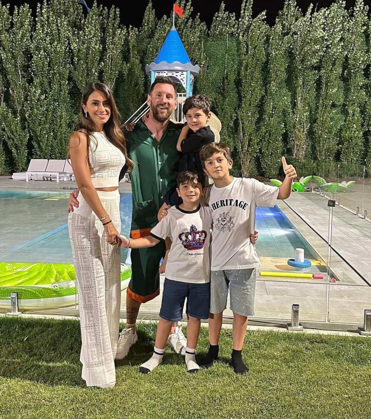 Các ngôi nhà gia đình Messi đều có bể bơi với khu vườn rộng và nhiều cây xanh. Ảnh: Instagram