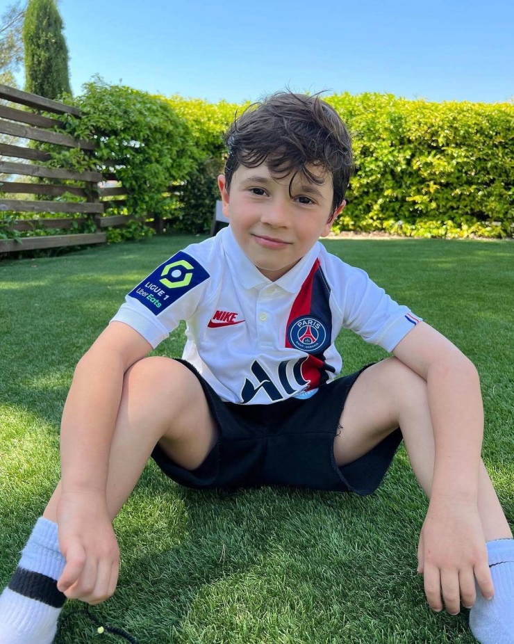 Con trai Messi chơi bóng trong vườn nhà. Ảnh: Instagram