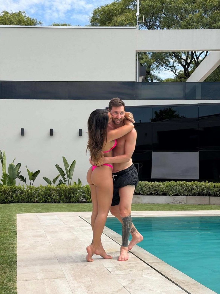 Vợ chồng Messi trong ngôi nhà ở Mỹ. Ảnh: Instagram