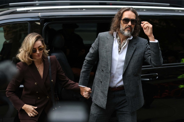 Russell Brand tới phiên tòa xét xử cáo buộc hiếp dâm và tấn công tình dục, ngày 12/10. Ảnh: AFP