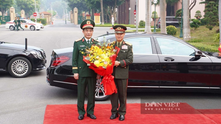 Đại tướng Phan Văn Giang chủ trì lễ đón Đại tướng Khamliang Outhakaysone. Ảnh: Xuân Huy.